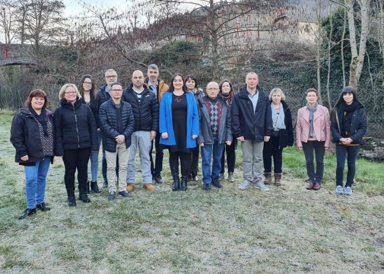 Echipa de candidaţi pentru Consiliul Municipal - în mijloc, cu haină albastră, primăriţa Virginie Ferrand, iar în stânga ei este constănţeanul Ionel Dobre