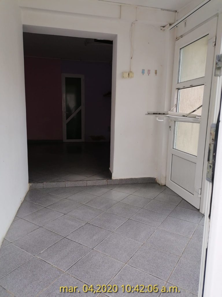 Balconul în care o femeie creștea bibilici la bloc, igienizat la solicitarea Poliției Locale