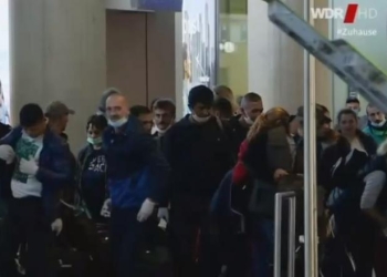 Români pe aeroportul din Dusseldorf , foto: Digi24