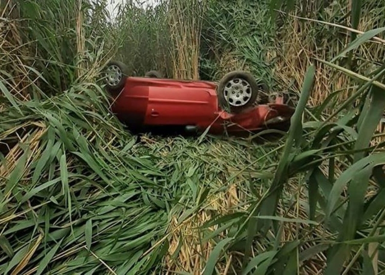 Autoturismul condusă de tânără s-a răsturnat în vegetația de pe marginea lacului. FOTO ISU Călărași