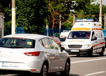 Ambulanța a preluat pacientul rănit. FOTO Cătălin SCHIPOR