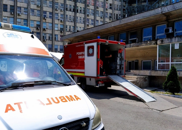 Ambulanță și SMURD în curtea SCJU Constanța. FOTO Cătălin SCHIPOR