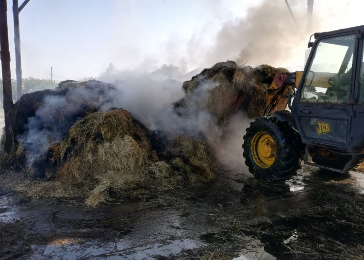 Focul a cuprins mai mulți baloți de paie. FOTO ISU Dobrogea