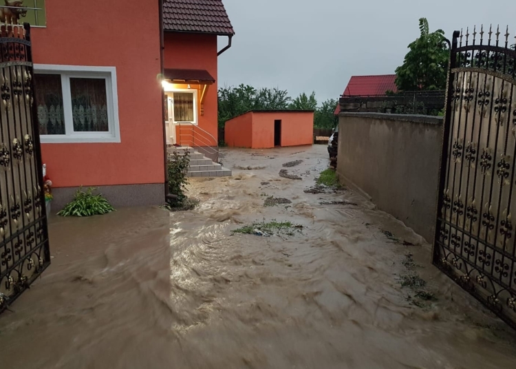 Ploile torențiale au afectat mai multe localități și drumuri. FOTO ISU Brașov