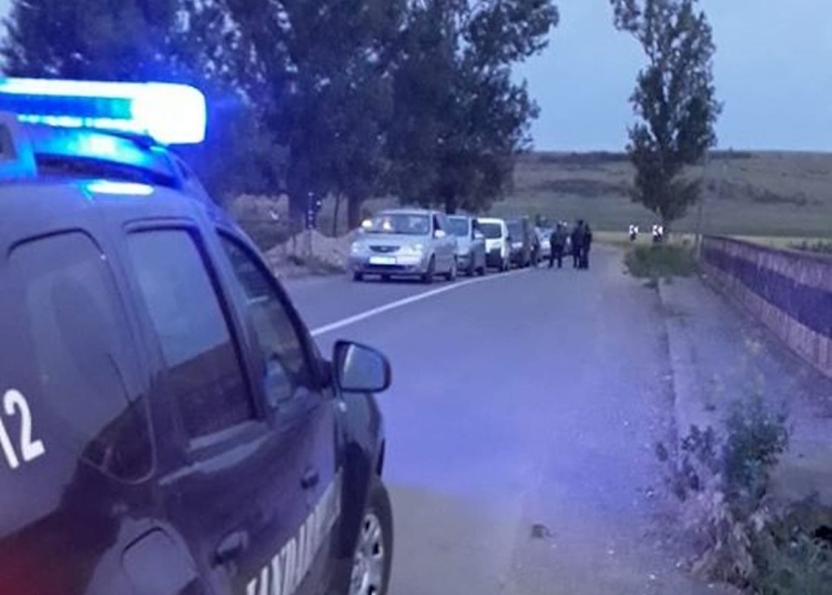 Au făcut coadă la ieșirea din localitate pentru a pleca în străinătate. FOTO Jandarmeria Galați