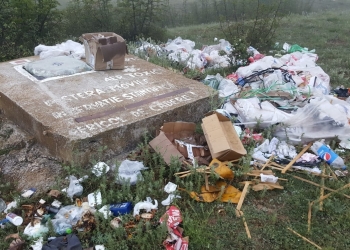 Intrarea în peșteră a ajuns groapă de gunoi. FOTO Facebook