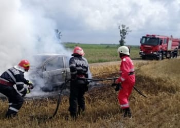 Pompierii au intervenit stingerea incendiului izbucnit la mașină. FOTO ISU Ialomița