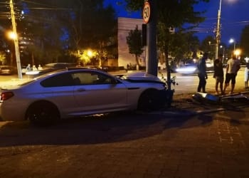 Mașina s-a izbit de un stâlp. Imagine cu rol ilustrativ