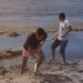 Țărmul este curățat manual. FOTO Captură video