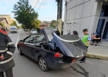 Tânăra a fost scoasă în comă din mașină