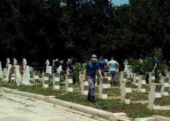 Elevii militari au făcut curățenie la mormintele eroilor. FOTO SMFN