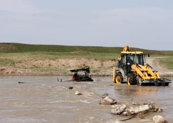 Cele două persoane au fost salvate din apele învolburate. FOTO ISU Botoșani