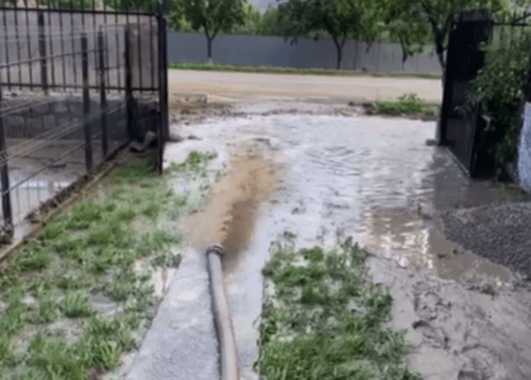 S-a intervenit pentru scoaterea apei din gospodării. FOTO Captură video/Isu Delta