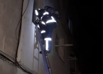Pompierii au intrat în locuință cu ajutorul unei scări. FOTO ISU Delta Tulcea