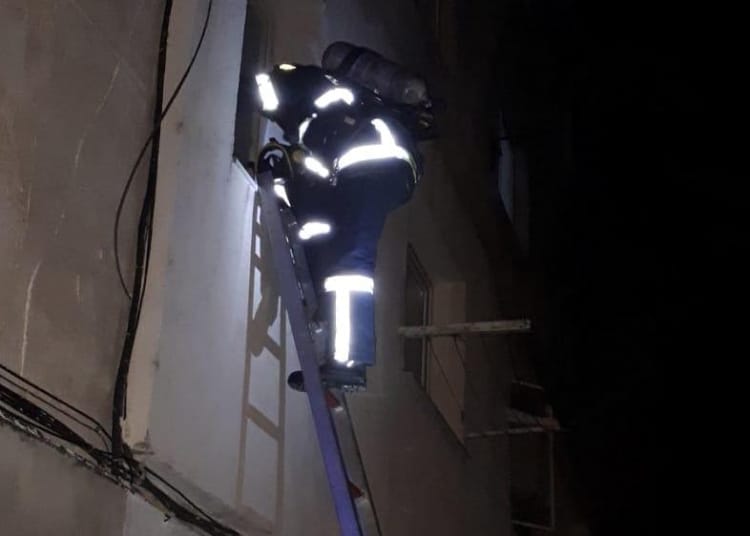 Pompierii au intrat în locuință cu ajutorul unei scări. FOTO ISU Delta Tulcea