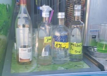 Bauturi alcoolice vandute la pahar, chiar pe faleza din Eforie