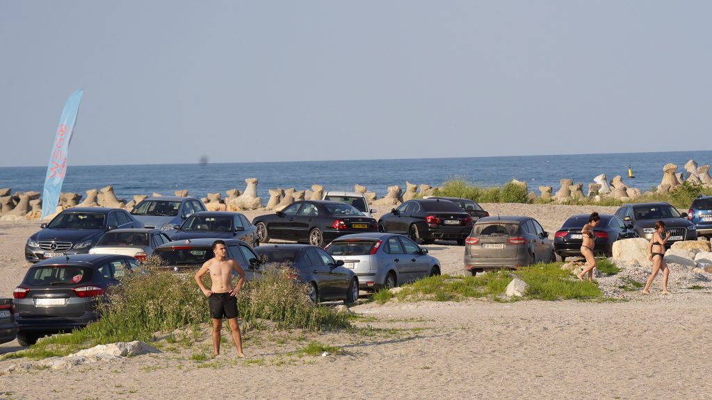 Discharge fist Actively Plaja Trei Papuci, intabulată de Primărie, o imensă parcare la liber -  focuspress.ro