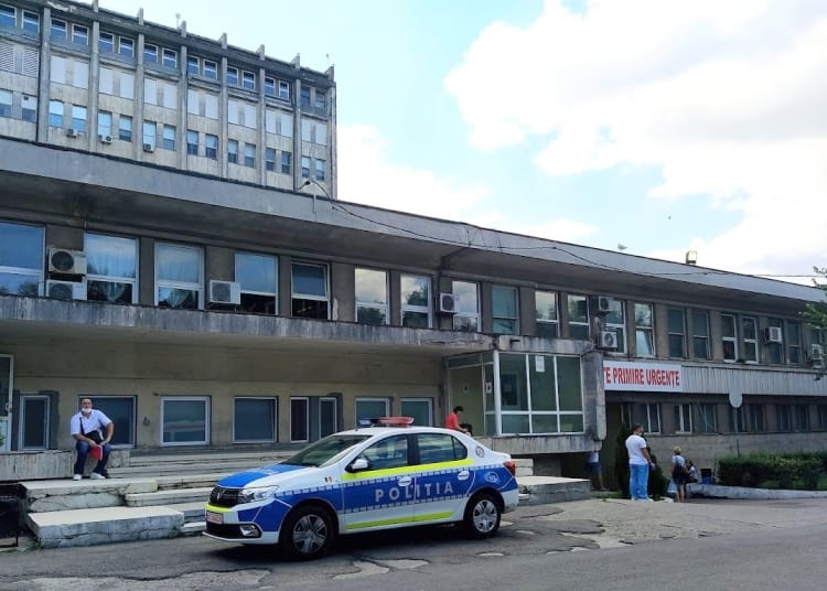 Mașină de poliție în curtea SCJU Constanța. FOTO Cătălin SCHIPOR