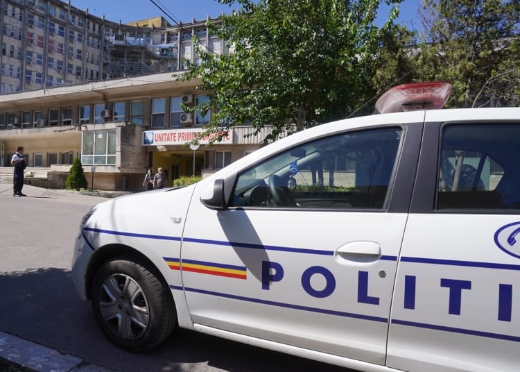 Mașină de poliție în curtea SCJU Constanța. FOTO Cătălin SCHIPOR