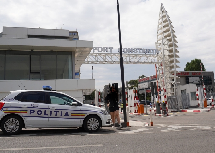 Mașină de poliție în fața Portului Constanța. FOTO Cătălin SCHIPOR