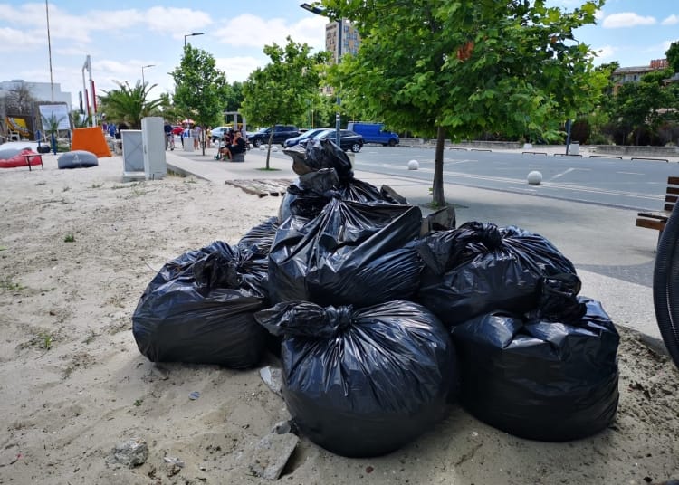 Deșeuri pe plajă - Foto: Primăria Constanța
