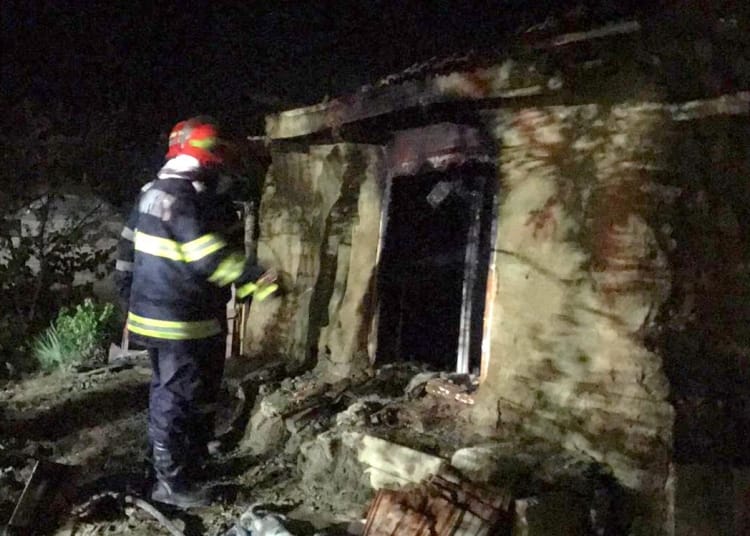 Pompierii au intervenit pentru a stinge incendiul. FOTO ISU Ialomița