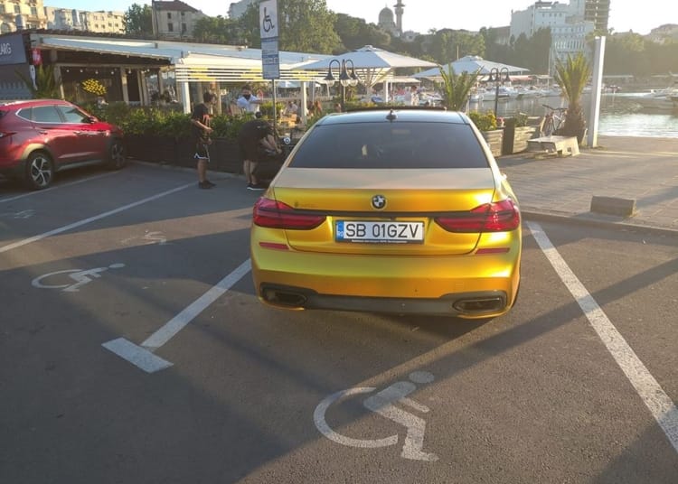 Maşină parcată pe locul pentru persoane cu handicap - Foto: Facebook/Parchez ca un bou