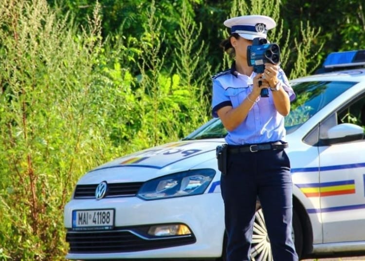 Polițist cu aparat radar. FOTO IGPR