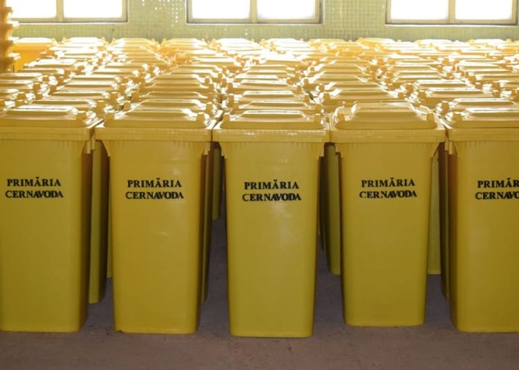 Pubelele de gunoi ce urmează să fie distribuite la Cernavodă - Foto: Primăria Cernavodă