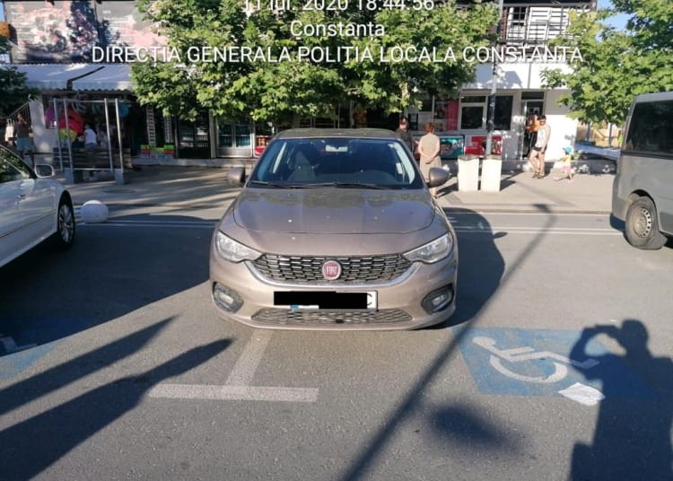 Mașină ridicată din stațiunea Mamaia - Foto: Primăria Constanța