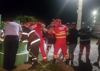 Pompierii și localnicii s-au mobilizat pentru a salva persoana căzută în fântână. FOTO ISU Delta Tulcea