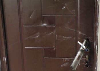 Adolescentul a distrus ușa cu o lopată. FOTO IJJ Tulcea