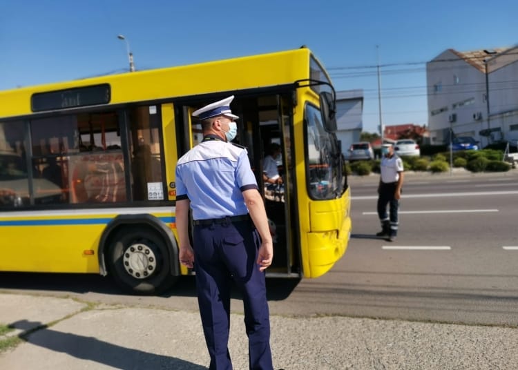 Polițiști în transportul în comun. FOTO FP