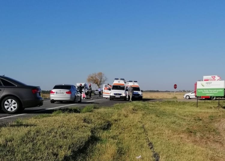Mai multe echipaje medicale au intervenit la locul producerii accidentului. Foto cu rol ilustrativ