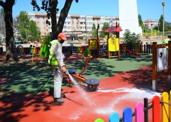 Dezinfecția locurilor de joacă - Foto: Primăria Constanța