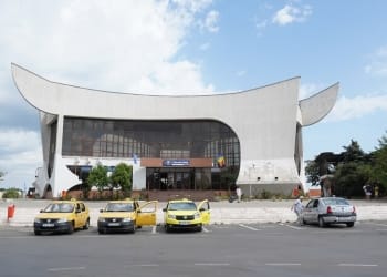 Taxiuri în fața Gării CFR Tulcea. FOTO Cătălin SCHIPOR