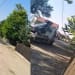 Autotrenul a rupt stâlpul de electricitate. FOTO Focus Press