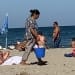 Comerț pe plajă. FOTO Cătălin SCHIPOR