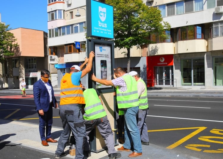 Montare panouri luminoase - Foto: Primăria Constanța