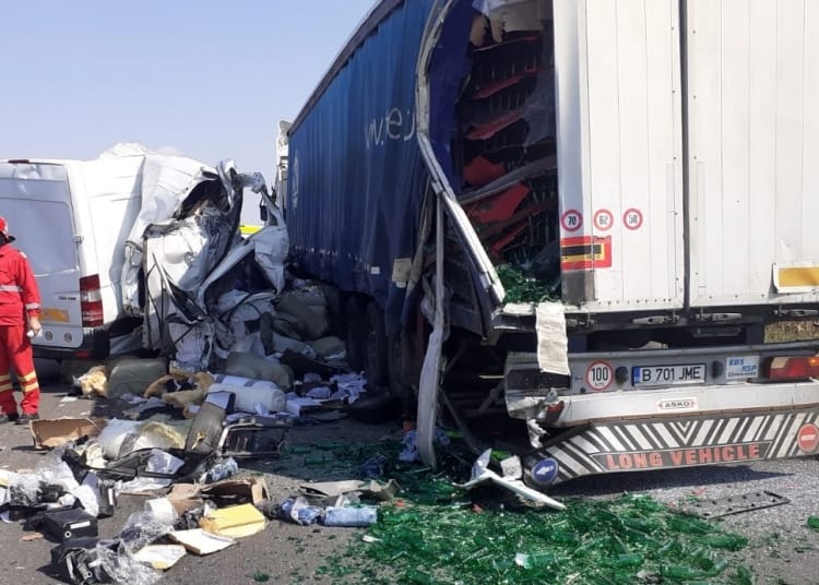 O persoană a decedat în urma impactului dintre microbuz și autotren. FOTO ISU Ialomița