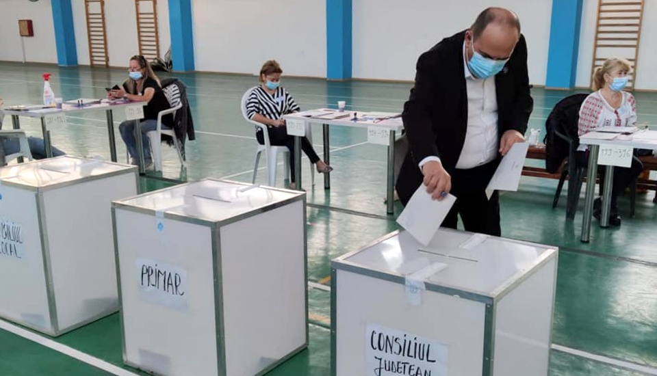 Prefectul de Tulcea, Alexandru Iordan, în secția de votare. FOTO Facebook/Alexandru Iordan