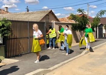 Reprezentanții Primăriei Mangalia și cei ai societății locale de salubrizare au împărțit saci galben - Foto: Primăria Mangalia