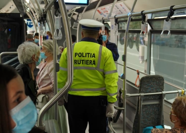 Control al poliției în mijloacele de transport în comun. FOTO Cătălin SCHIPOR