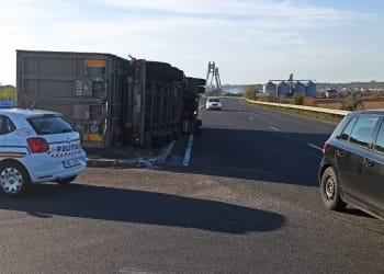 TIR răsturnat la intrare pe A4