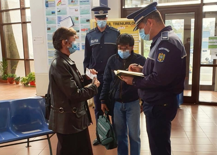 Polițiștii de la transporturi verifică respectarea măsurilor anti COVID-19.