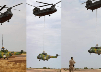 Elicopterul avariat a fost transportat pe calea aerului. FOTO MAPN