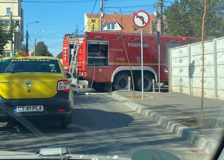 Intervenție a pompierilor in cazul incendiului de pe strada Străjerului