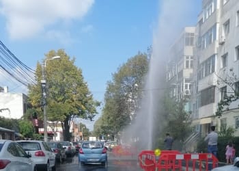 Apa caldă sub presiune a țâșnit cu putere din asfalt. FOTO Facebook/Grup Faleză Nord
