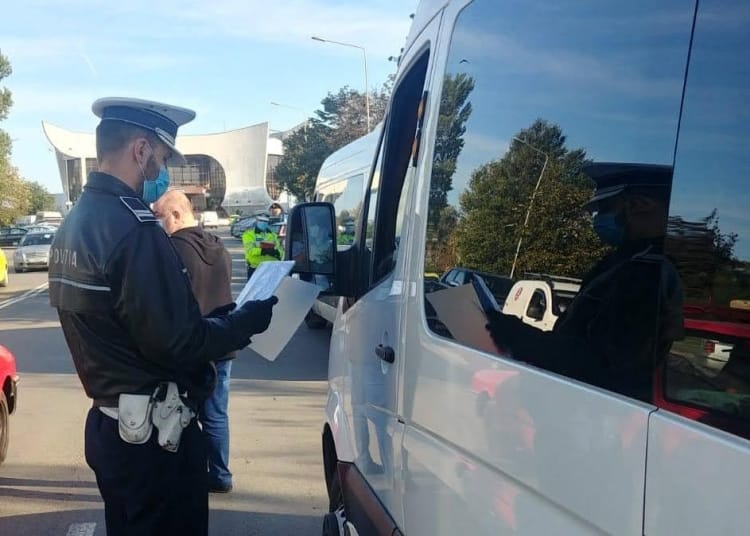 Polițiștii au verificat mijloacele de transport în comun. FOTO IPJ Tulcea