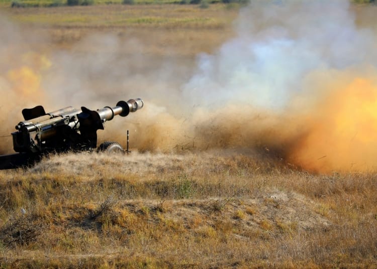 Trageri experimentale cu obuzierul de calibru 152 mm, în Poligonul Capu Midia. FOTO MAPN